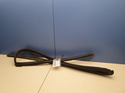 Уплотнитель стекла передней правой двери для Mitsubishi Outlander CW XL 2006-2012