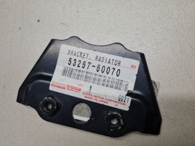 Кронштейн панели радиатора левый для Toyota Land Cruiser Prado 150 2009-