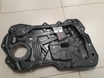 Кронштейн стеклоподъемника передней левой двери для BMW 6 G32 Grand Coupe 2017-