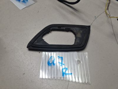 Уплотнитель правого зеркала для Audi Q7 4M 2015-