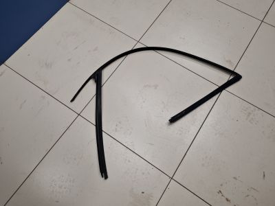 Уплотнитель стекла передней правой двери для Volvo V70 2007-2016