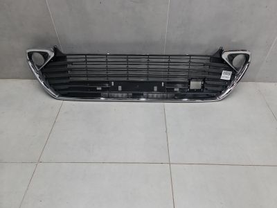Решётка в бампер центральная для Toyota Camry XV50 2011-2017