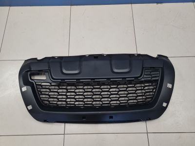 Решётка в бампер центральная для Renault Duster 2010-