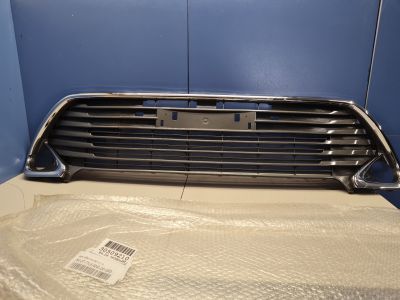Решётка в бампер центральная для Toyota Camry XV50 2011-2017