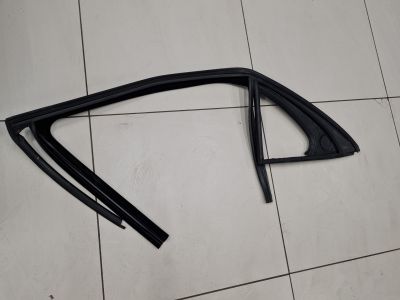 Уплотнитель стекла двери задний левый для Mercedes S-klasse W222 2013-2020