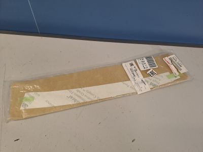 Наклейка передней правой двери вертикальная для Toyota Camry V70 2017-