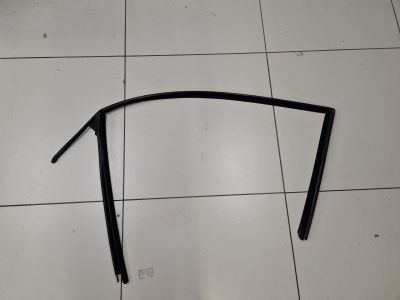 Уплотнитель стекла передней левой двери для Volvo V70 2007-2016