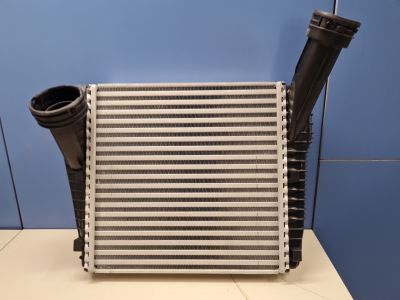 Интеркулер правый для Volkswagen Touareg 2010-2018