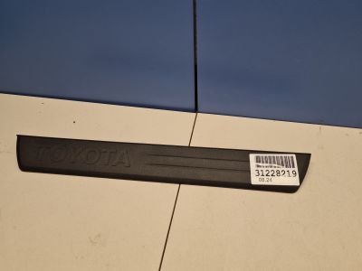 Накладка порога внутренняя передняя правая для Toyota Hilux N125 2015-