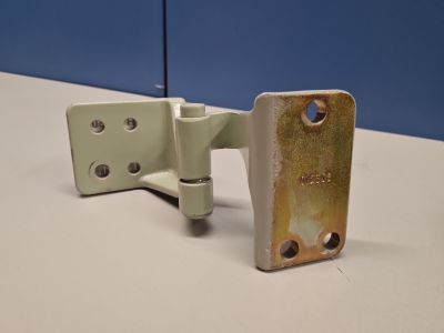 Петля двери передней левой нижняя для Sinotruk SITRAK C7H 2014-