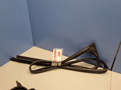 Уплотнитель стекла передней правой двери для Chery Tiggo 8 Pro 2021-