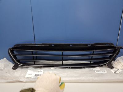 Решётка в бампер центральная для Renault Sandero 2014-