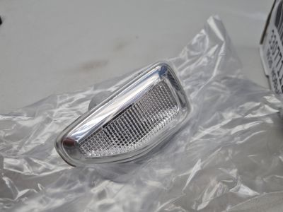 Повторитель на крыло левый белый для Renault Duster 2021-