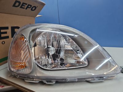 Фара правая для Toyota Yaris 1999-2005