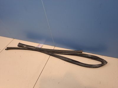 Уплотнитель стекла двери передней правой для Volvo XC90 2002-2015