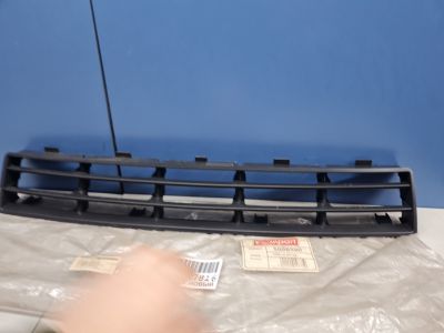 Решётка в бампер центральная для Volkswagen Golf 4 1997-2005