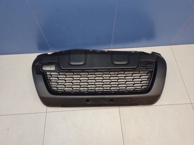 Решётка в бампер центральная для Renault Duster 2010-