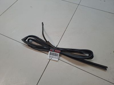 Уплотнитель стекла передней левой двери для Toyota Avensis T25 2003-2008