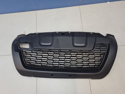 Решётка в бампер центральная для Renault Duster 2010-