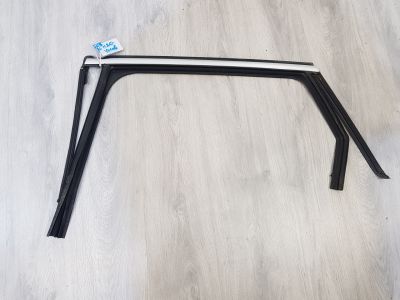 Уплотнитель стекла двери задний левый для Peugeot 508 2010-2018