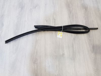 Уплотнитель стекла двери задний левый для Volvo XC90 2002-2015