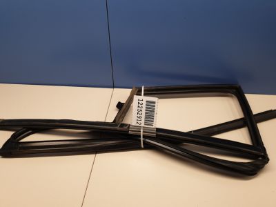 Уплотнитель стекла двери задний правый для KIA Sportage 2010-2015