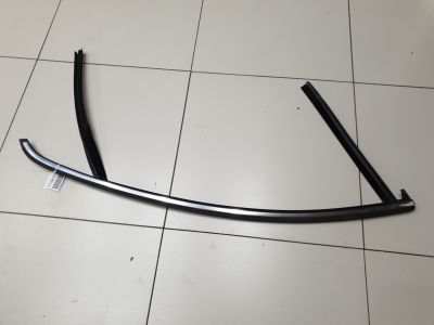 Уплотнитель стекла передней правой двери для Volvo S60 2010-2018