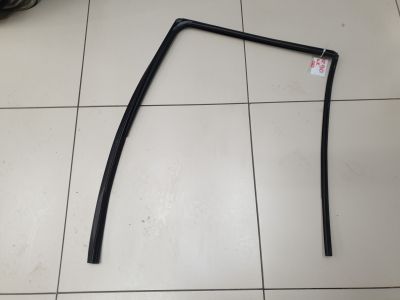 Уплотнитель стекла двери задний правый для Volvo XC90 2002-2015